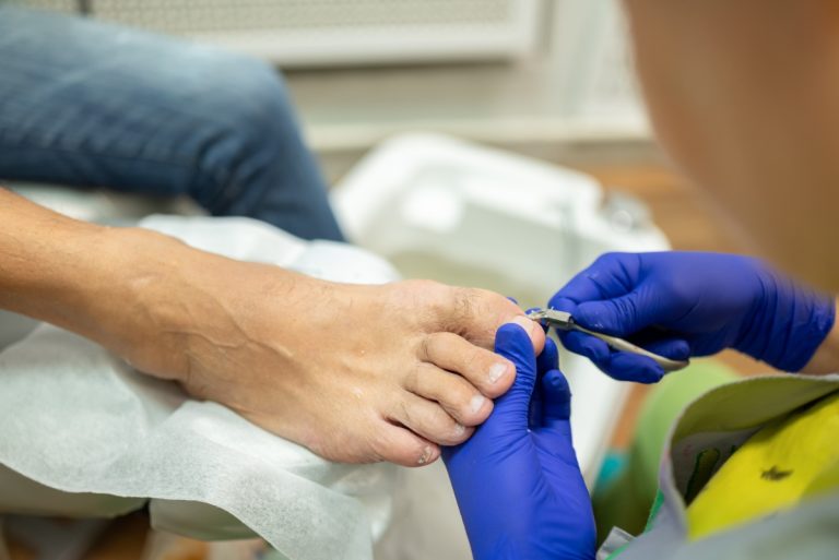 Personne faisant des soins des ongles du pieds
