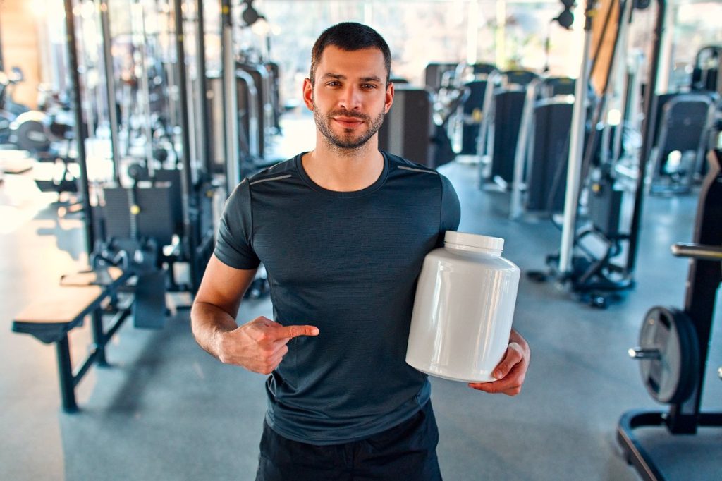 Un homme avec une boite blanche dans la salle de musculation