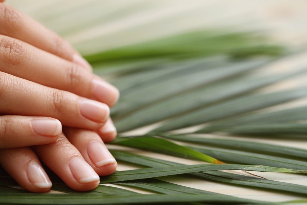 Mains d'une femme avec des ongles courts