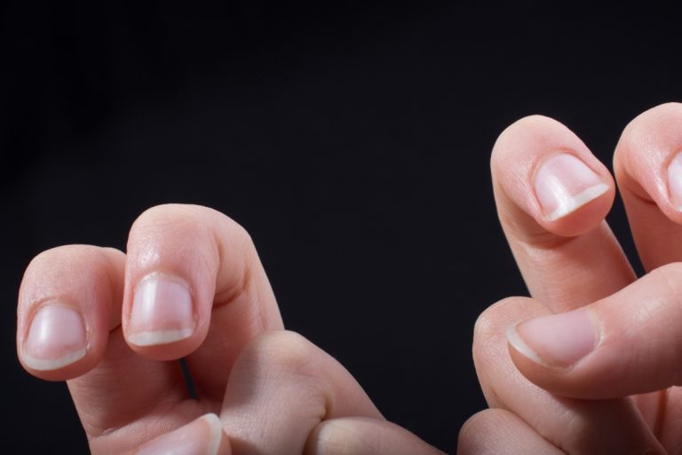 Mains avec des ongles naturels