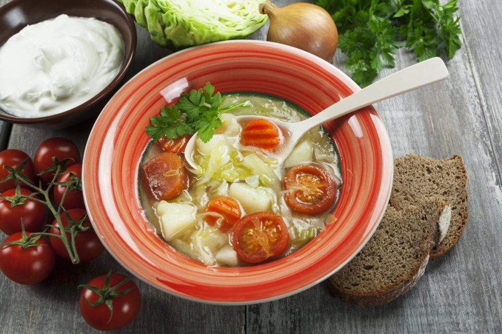 Un bol de soupe au chou avec une cuillère