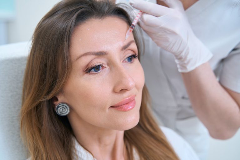 Une femme faisant une injection esthétique