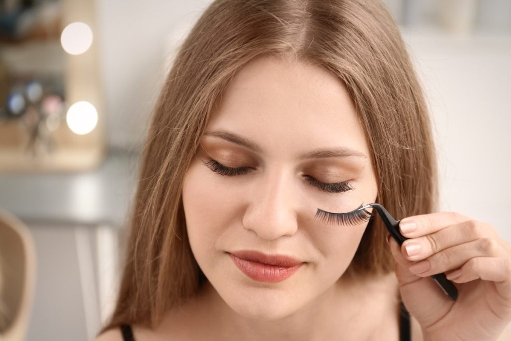 Une femme posant des faux cils
