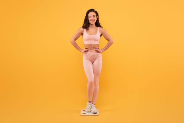 Une femme souriante en tenue de sport