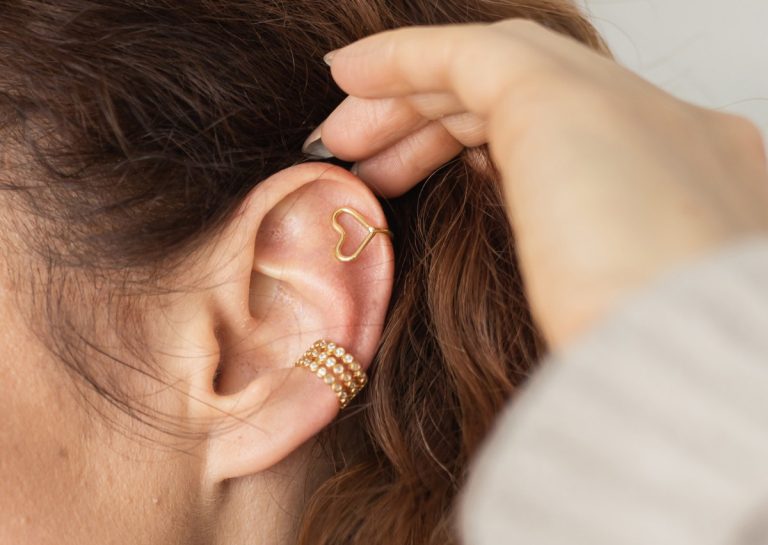 Oreille d'une femme piercé
