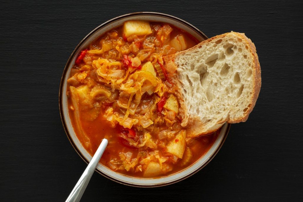 Soupe au chou dans un bol avec du pain