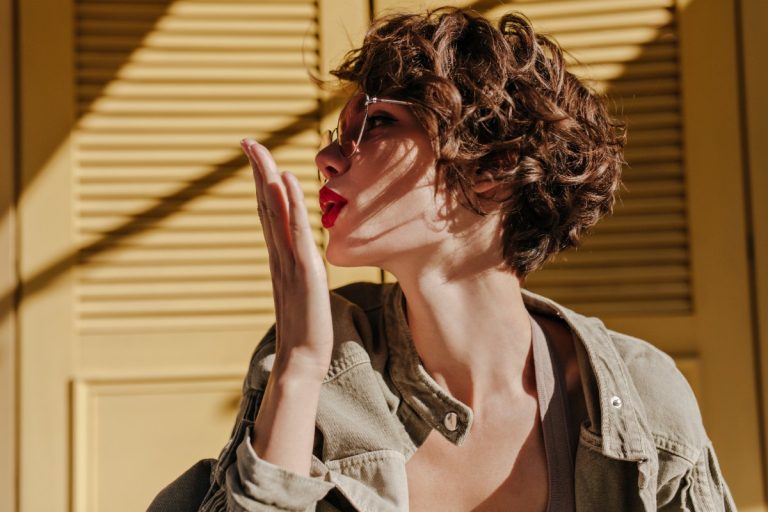 Une belle femme aux cheveux bouclés