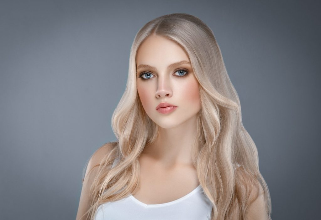 Une belle femme avec des cheveux ondulés