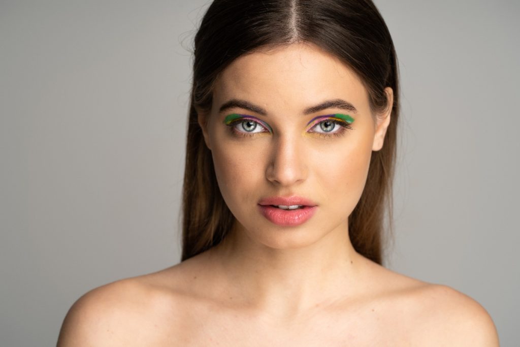 Une belle femme aux yeux verts