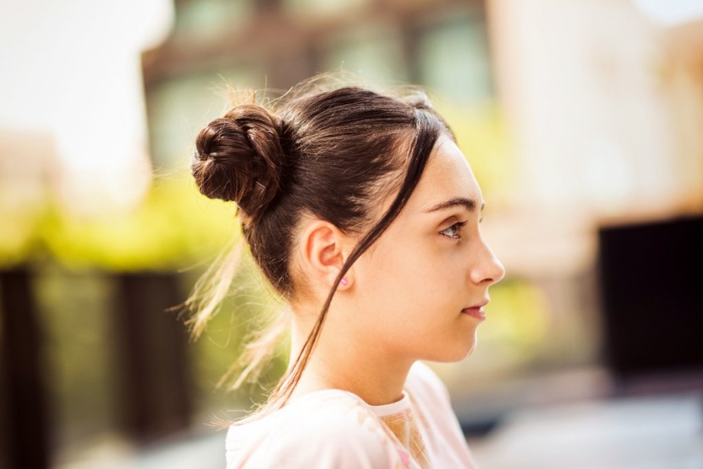 Une charmante adolescente avec un chignon