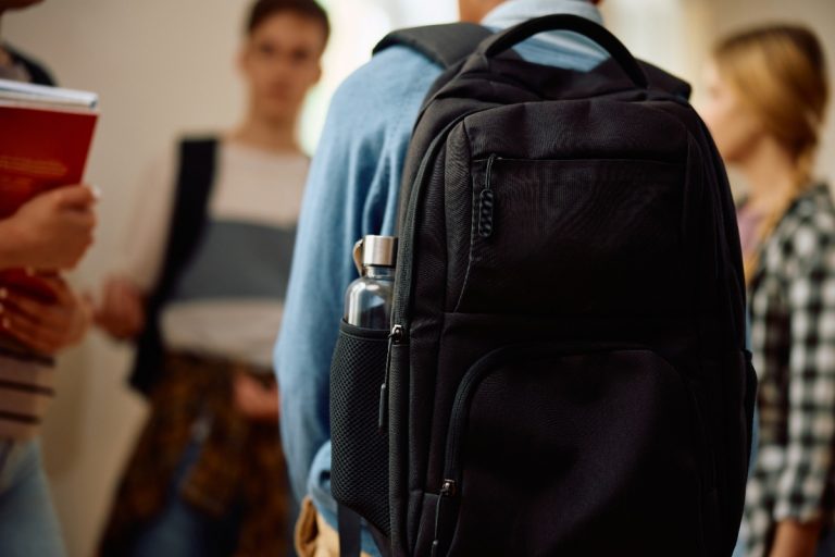 Un étudiant avec un sac à dos noir
