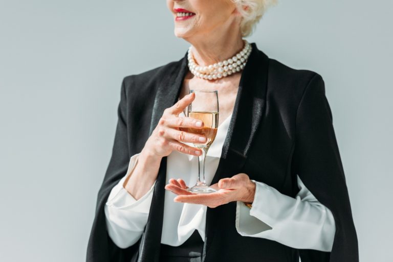 Une femme âgée portant un tailleur