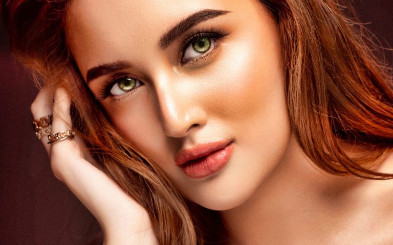Une femme attrayante avec des yeux verts
