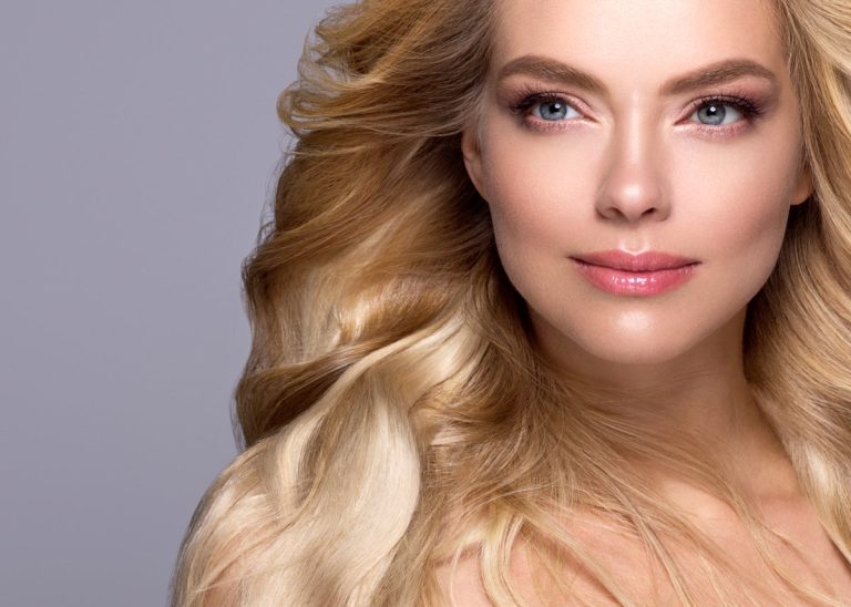 Une femme blonde avec de longs cheveux