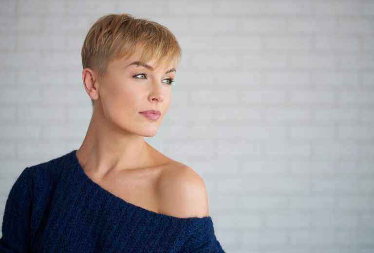 Une femme aux cheveux courts