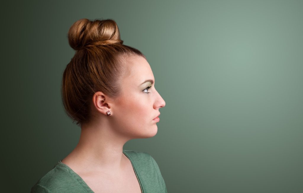 Une femme avec un chignon