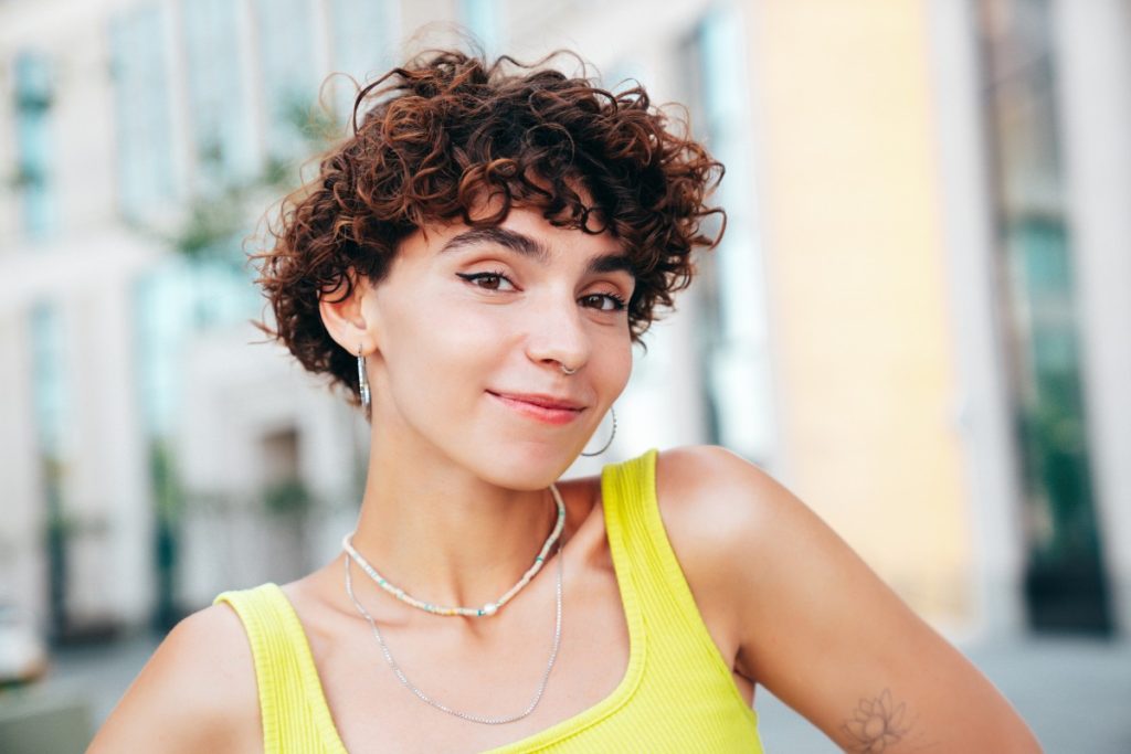Une femme souriante cheveux courts