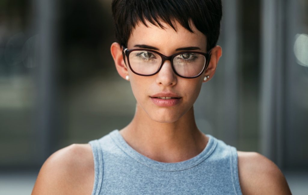 Une femme stylée portant une lunette