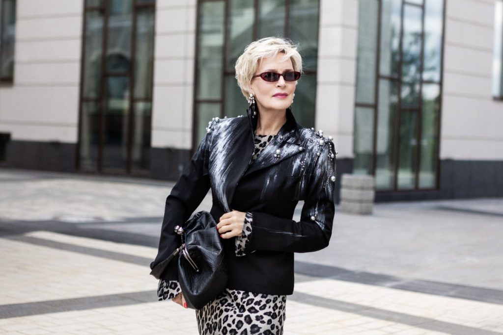 Une femme stylée posant dans la rue