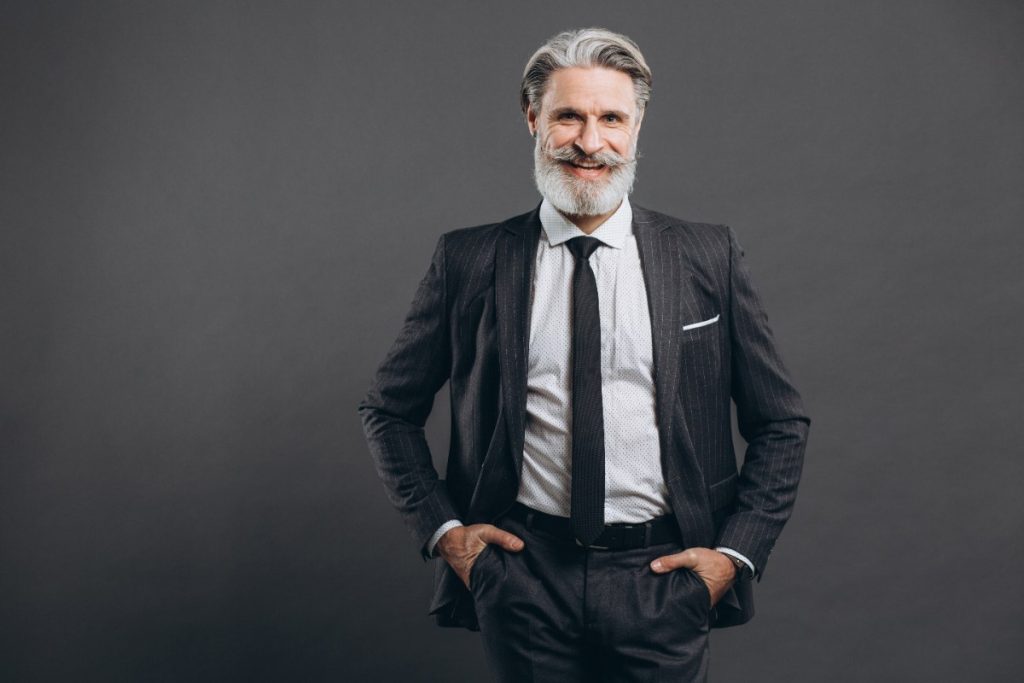 Un homme souriant avec un costume