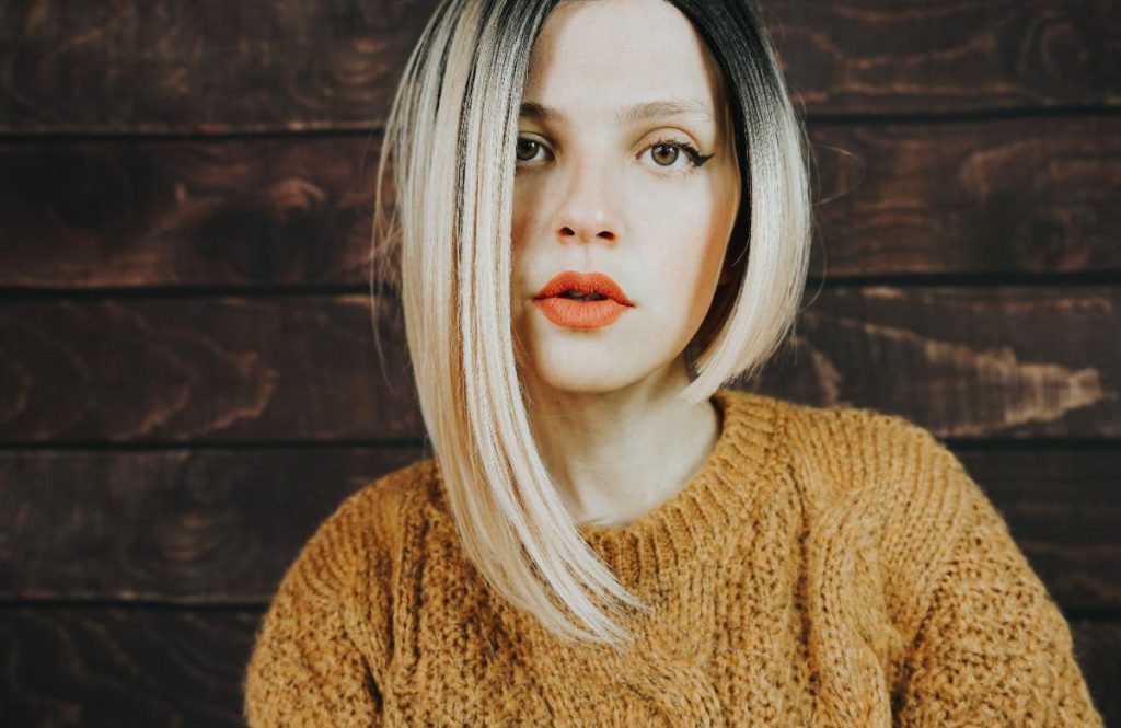 Une jeune femme avec des cheveux courts
