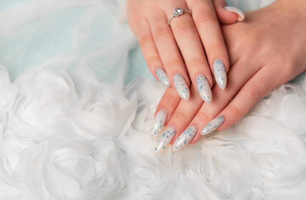 Elégantes mains avec des ongles manucurés