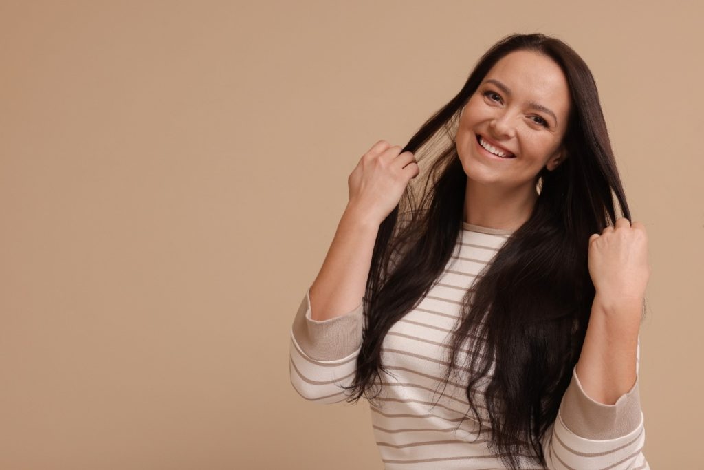 Une femme joyeuse avec de longs cheveux