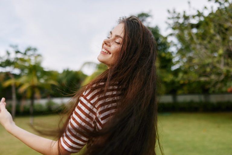 Une femme aux longs cheveux qui se promène à l'extérieur