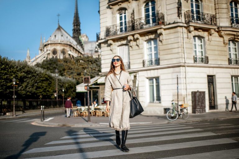 Une femme marchant dans la rue à Paris avec un sac