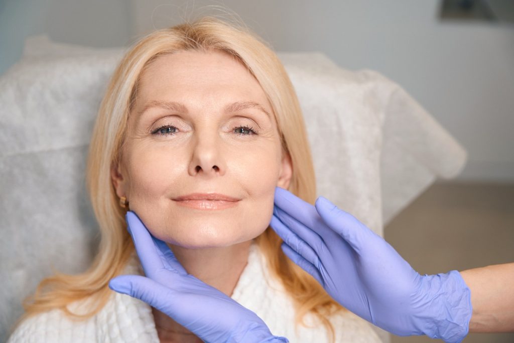 Une femme qui reçoit un soin du visage