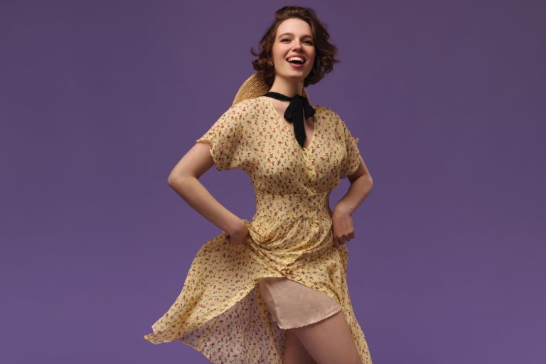 Une femme souriante portant une robe fleurie