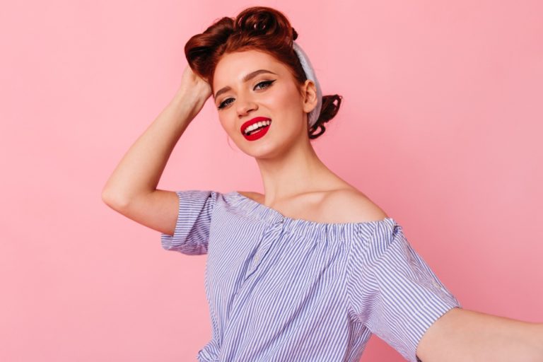 Une femme souriante avec du rouge à lèvres