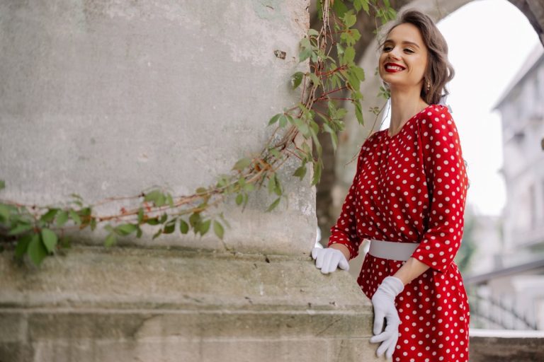 Une femme stylée avec une robe rouge à pois