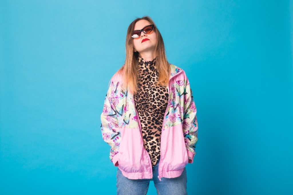 Une femme avec une veste imprimée et une lunette