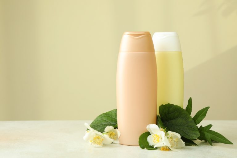 Deux flacons de shampoing avec des feuilles vertes sur la table