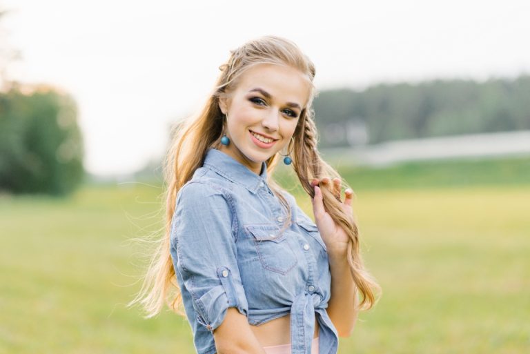 Une jeune femme jouant avec ses cheveux