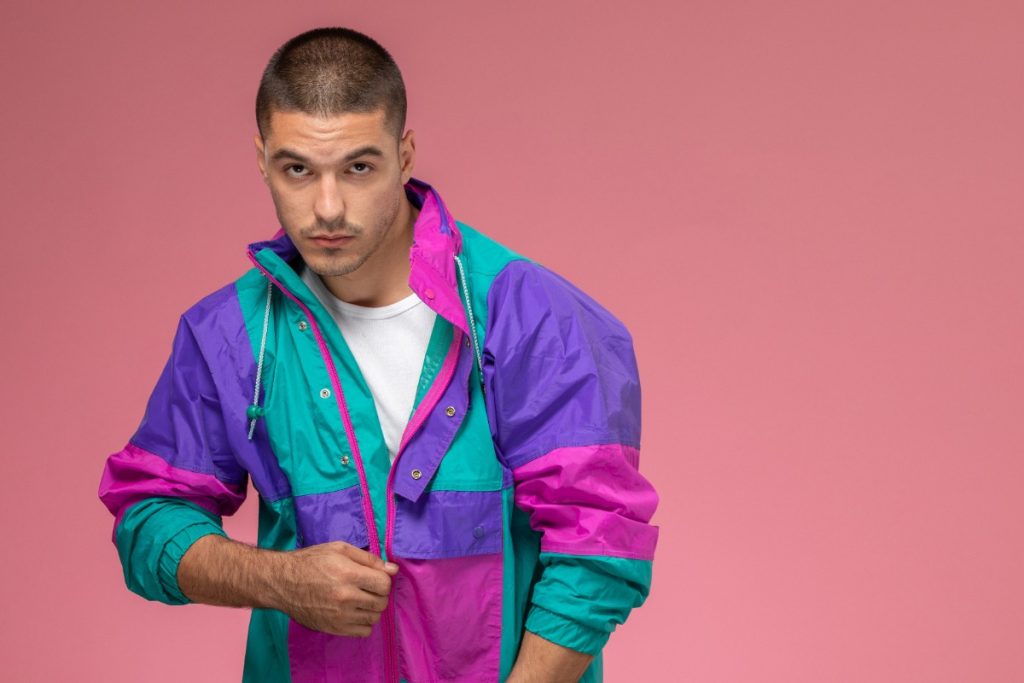 Un jeune homme élégant avec une veste colorée
