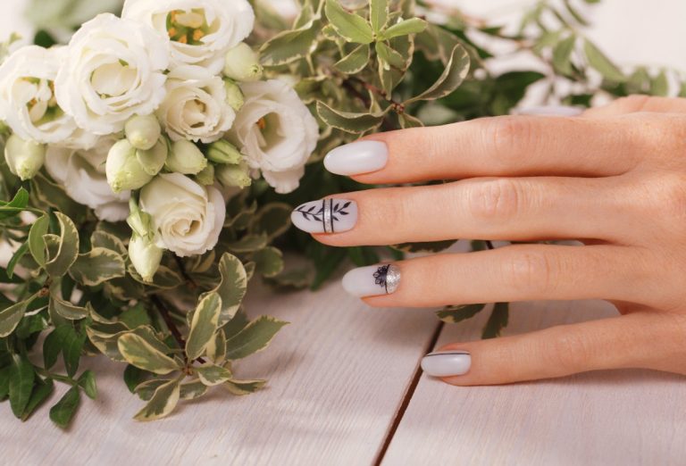 Main avec nail art élégant à motif floral