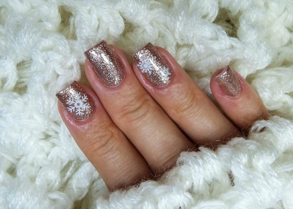 Main avec des ongles élégants