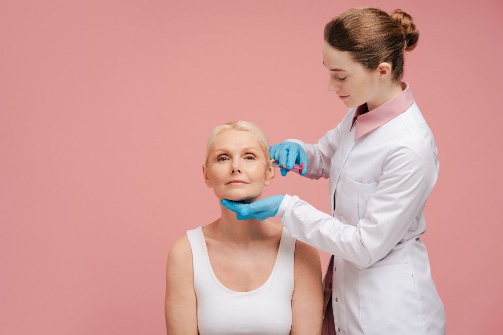 Une professionnelle examinant le visage d'une femme